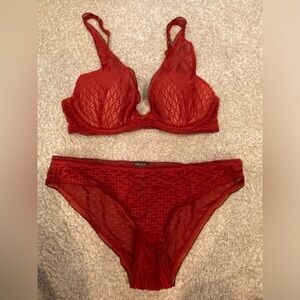 Heidi Klum intimates size 34c/m lingerie set. Maroon geometric lace.